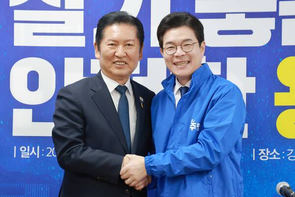 더불어민주당 정청래 대표가 17일 서울 용산구 민주당 강태웅 용산구청장 후보 선거사무소에서 열린 현장 최고위원회의에 참석해 민주당 정원오 서울시장 후보에게 당 점퍼를 입혀준 뒤 기념 촬영하고 있다. 2026.4.17 연합뉴스