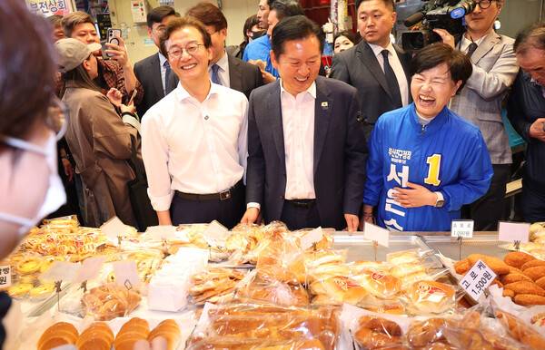 &nbsp;더불어민주당 정청래 대표와 전재수 부산시장 후보, 서은숙 부산진구청장 후보 등이 15일 오후 부산 부산진구 부전시장을 돌며 상인들에게 인사하고 있다. 2026.4.15 연합뉴스