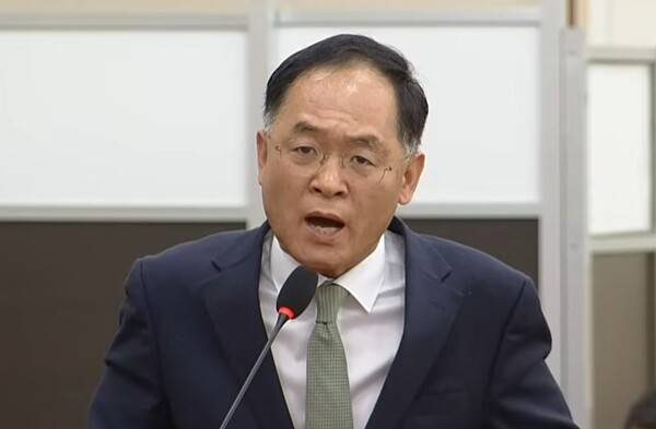 강백신&nbsp;대구고검 검사가 16일 국회 '윤석열 정권 정치검찰 조작기소 의혹 사건 진상규명' 국정조사특별위원회에서 열린 대장동·위례 개발비리 및 김용 전 민주연구원 부원장 관련 의혹 사건에 대한 청문회에서 서영교 위원장에게 고함을 지르고 있다. 2026.4.16. 채널A 현장 영상 갈무리