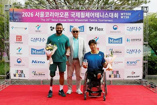 임호원이 서울 코리아오픈에서 복식 준우승을 차지한 뒤 브라질 파트너와 함께 주원홍 대한장애인테니스협회 회장 겸 대한테니스협회장에게 트로피를 받았다. 테니스코리아 제공