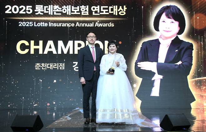 지난 16일 서울 송파구 롯데호텔 월드에서 열린 2025 연도대상에서 이은호 롯데손해보험 대표이사(왼쪽)가 강지숙 서울사업본부 춘천대리점 대표의 '챔피언' 수상을 기념하고 있다.(사진=롯데손해보험)