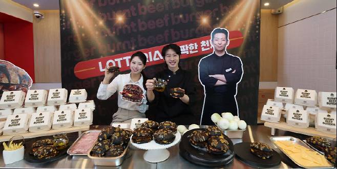 [이데일리 이영훈 기자] 17일 오전 서울 용산구 롯데리아 숙대입구역점에서 모델들이 '삐딱한 천재'로 불리는 이찬양 셰프와 협업한 '번트 비프버거'를 소개하고 있다. 번트비프버거는 타기 직전까지 끌어올린 재료 본연의 풍미와 육즙 가득한 패티의 조화가 특징이다. 검은색의 번트치즈번 상단에는 체다·모짜렐라치즈의 고소하고 진한 풍미를 담았다. 번 아래에는 4시간동안 볶아 감칠맛을 극대화한 캐러멜어니언과 깊은 육향의 순비프패티가 조화를 이룬다.