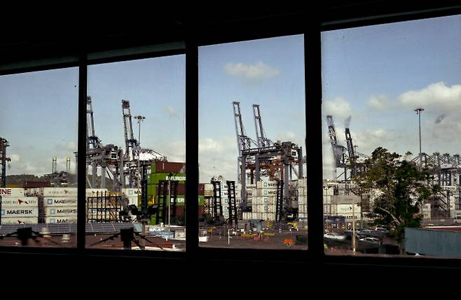 9일(현지시간) 파나마운하 발보아항에 설치된 크레인. (사진=AFP)