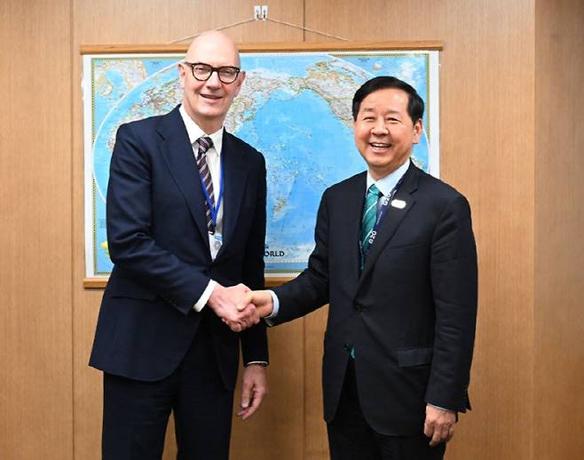 G20 재무장관회의 및 국제통화기금(IMF) 세계은행(WB) 춘계회의 참석차 미국 워싱턴D.C.를 방문 중인 구윤철 부총리 겸 재정경제부 장관이 15일 오후(현지시간) 국제통화기금(IMF)에서 롤랑 레스퀴르 프랑스 재무장관과 악수하고 있다.(사진=재정경제부)