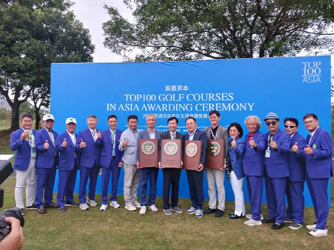 13일 중국 둥관 힐뷰 골프클럽에서 열린 '2026 아시아 100대 코스' 시상식에 참석한 관계자들이 기념촬영을 하고 있다. (사진=골프트래블코리아)