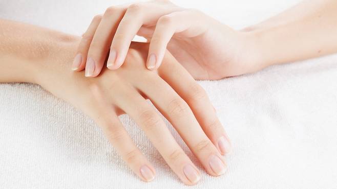 철분, 비오틴, 아연, 비타민 C 결핍은 손톱이 파이거나 갈라지는 원인이 된다 | 출처: 클립아트코리아