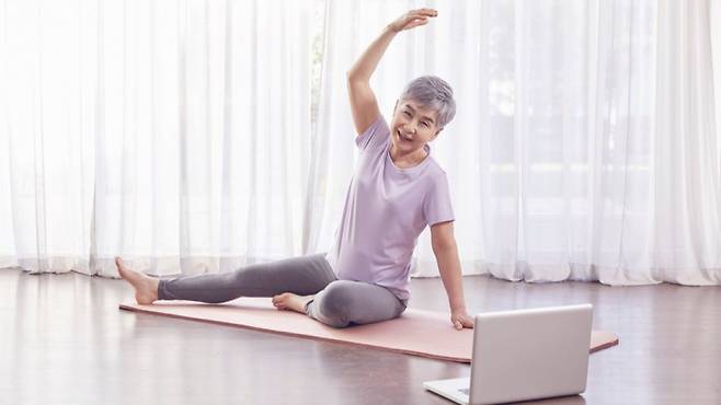 노년기에는 코어, 하체 근육을 모두 기르는 근력 운동을 해야 한다｜출처: 클립아트코리아