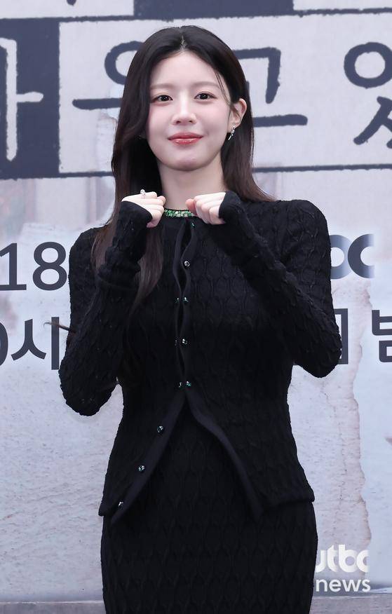 배우 고윤정이 17일 오후 서울 마포구 상암동 스탠포드호텔에서 열린 JTBC 토일극 '모두가 자신의 무가치함과 싸우고 있다' 제작발표회에 참석해 포토타임을 갖고 있다. 박세완 엔터뉴스팀 기자 park.sewan@jtbc.co.kr