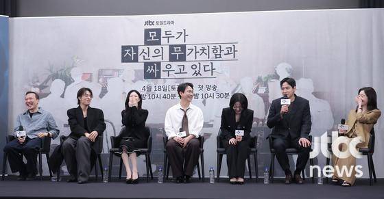 17일 오후 서울 마포구 상암동 스탠포드호텔에서 JTBC 토일극 '모두가 자신의 무가치함과 싸우고 있다' 제작발표회가 열렸다. 차영훈 감독, 배우 구교환, 고윤정, 오정세, 강말금, 박해준, 한선화가 참석했다. 박세완 엔터뉴스팀 기자 park.sewan@jtbc.co.kr