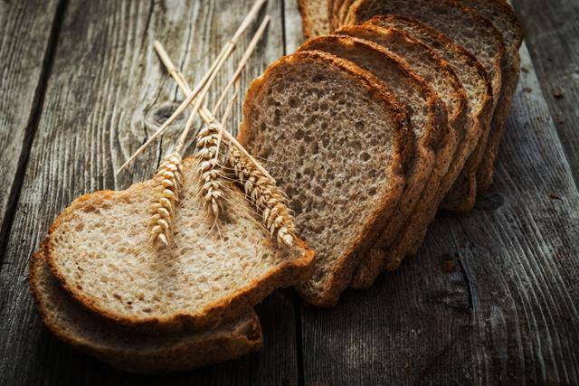 아침에 잡곡밥, 통밀빵을 먹으면 혈당을 낮게 천천히 올리고 살이 덜 찔 수 있다. 사진=게티이미지뱅크