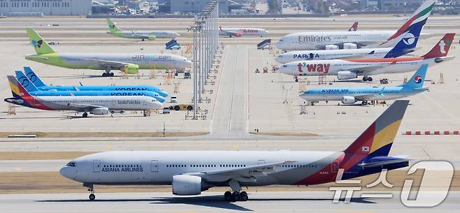 인천국제공항 계류장에서 항공기들이 대기하고 있다. 2026.4.7 ⓒ 뉴스1 이호윤 기자