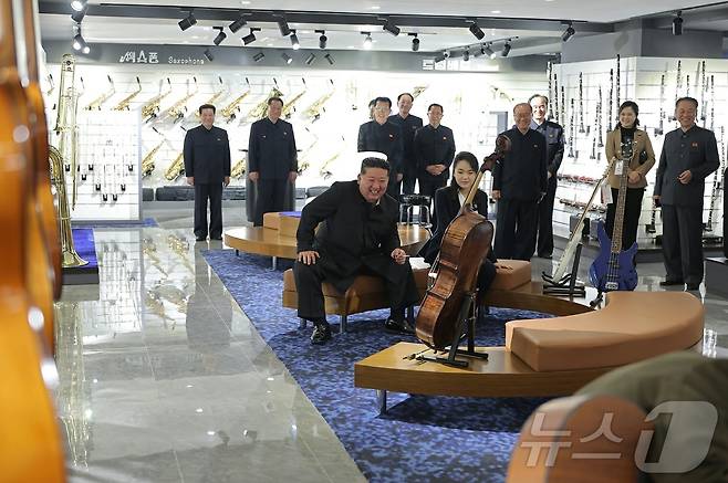 (평양 노동신문=뉴스1) = 개업을 앞둔 화성지구 4단계 구역을 딸 주애와 찾은 김 총비서.[국내에서만 사용가능. 재배포 금지. DB 금지. For Use Only in the Republic of Korea. Redistribution Prohibited] rodongphoto@news1.kr