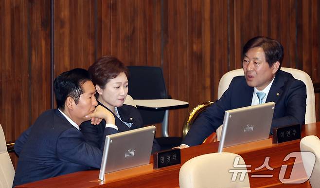 지난 13일 서울 여의도 국회에서 열린 제434국회(임시회) 제4차 본회의에서 정청래 더불어민주당 대표가 이언주, 황명선 최고위원(사진 왼쪽부터)과 대화하고 있는 모습. 2026.4.13 ⓒ 뉴스1 이승배 기자