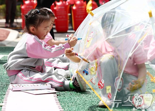 국민안전의 날인 16일 오후 서울 송파구 송파안전체험교육관에서 어린이들이 안전우산 만들기 체험을 하고 있다. 국민 안전의 날은 세월호 참사 희생자를 추모하고 안전의 중요성을 되새기기 위해 제정된 법정 기념일로, 송파구는 2018년부터 매년 안전의 날을 기념해 행사를 열고 있다. 2026.4.16 ⓒ 뉴스1 김민지 기자