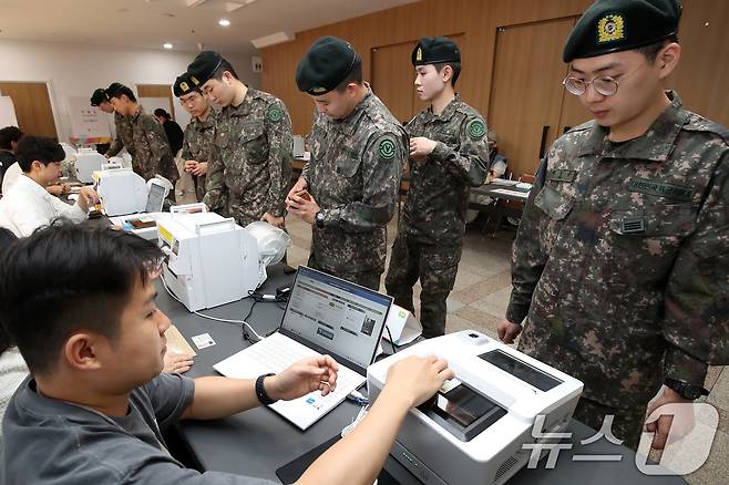 육군 50사단 장병들이 2025년 제21대 대통령선거 사전투표를 하고 있다. 2025.5.29 ⓒ 뉴스1 공정식 기자
