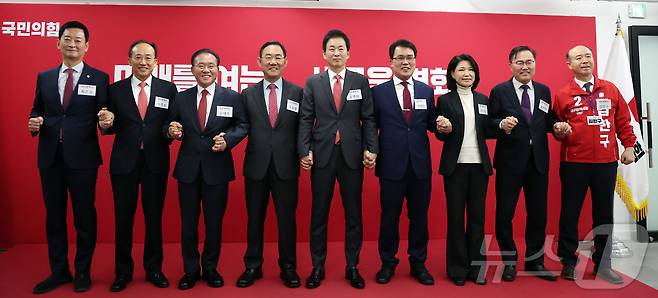 국민의힘 대구시장 공천 후보로 나선 최은석 의원(왼쪽부터), 추경호 의원, 윤재옥 의원, 주호영 의원, 유영하 의원, 이재만 전 대구 동구청장, 이진숙 전 방송통신위원장, 홍석준 전 의원, 김한구 전 현대차 노조 대의원이 지난 3월 10일 국민의힘 당사에서 기념 촬영을 하는 모습. (뉴스1 DB) ⓒ 뉴스1 김진환 기자