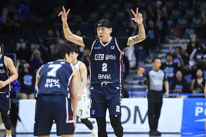 프로농구 부산 KCC가 원주 DB에 3연승을 거두고 4강 PO에 진출했다.(KBL 제공)
