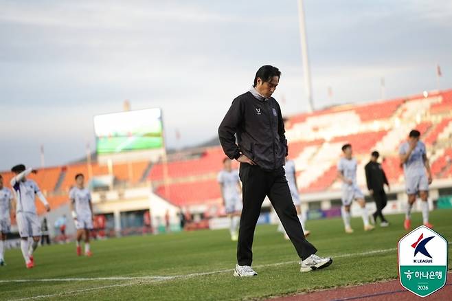 안양 유병훈 감독이 김천전에서 무승부를 거둔 뒤 아쉬워하고 있다. 사진 | 한국프로축구연맹