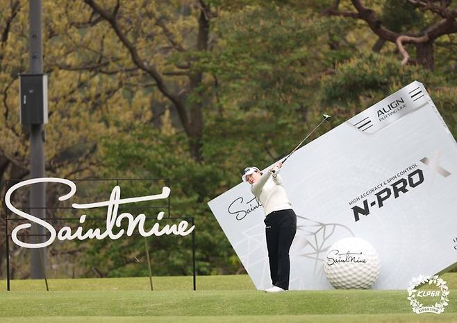 홍지원이 17일 경남 김해 가야CC에서 열린 KLPGA투어 넥센·세인트나인 마스터스 2026 1라운드에서 티샷하고 있다. 사진 | KLPGA