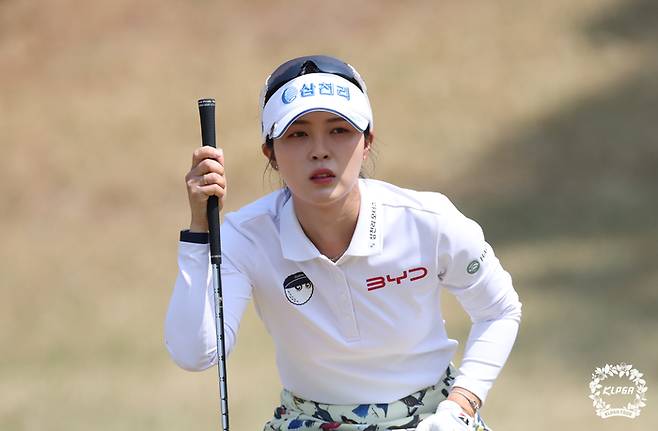 전예성이 예리한 표정으로 그린을 읽고 있다. 사진 | KLPGA