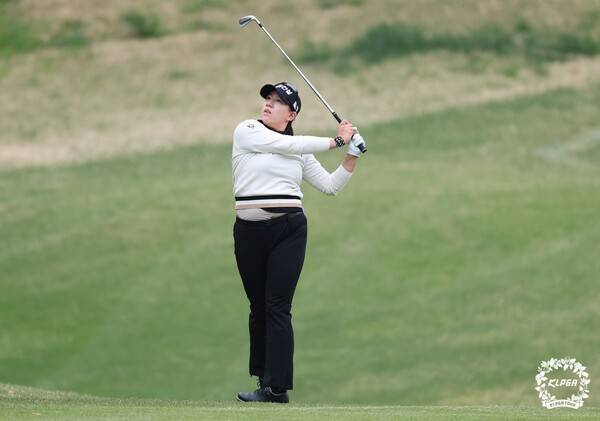 홍지원 18번홀 아이언샷. /사진=KLPGA