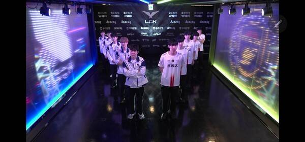 17일 서울 종로구 롤파크에서 열린 '2026 리그 오브 레전드 챔피언스 코리아(LCK)' 정규 시즌 1경기 첫번째 세트에서 BNK 피어엑스가 상체를 무너뜨리는 날카로운 운영과 '클리어'의 크산테 활약을 앞세워 키움 DRX를 완파했다.(BNK피어엑스 & 키움 DRX =1:0). /사진=네이버 치지직 라이브영상 캡처