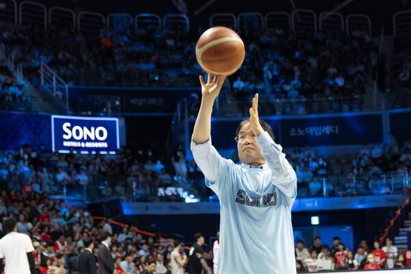지난 16일 경기도 고양시 고양소노아레나에서 열린 고양 소노 스카이거너스의 플레이오프 홈경기에서 이동환 고양시장이 선수단의 승리를 기원하며 시투를 하고 있다./사진=고양시