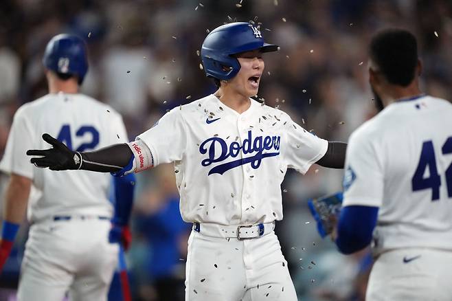 Apr 15, 2026; Los Angeles, California, USA; Los Angeles Dodgers second baseman Hyeseong Kim celebrates after hitting a two-run home run against the New York Mets in the second inning at Dodger Stadium. Mandatory Credit: Kirby Lee-Imagn Images







<저작권자(c) 연합뉴스, 무단 전재-재배포, AI 학습 및 활용 금지>