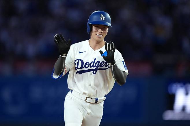 Apr 15, 2026; Los Angeles, California, USA; Los Angeles Dodgers second baseman Hyeseong Kim celebrates after hitting a two-run home run against the New York Mets in the second inning at Dodger Stadium. Mandatory Credit: Kirby Lee-Imagn Images







<저작권자(c) 연합뉴스, 무단 전재-재배포, AI 학습 및 활용 금지>