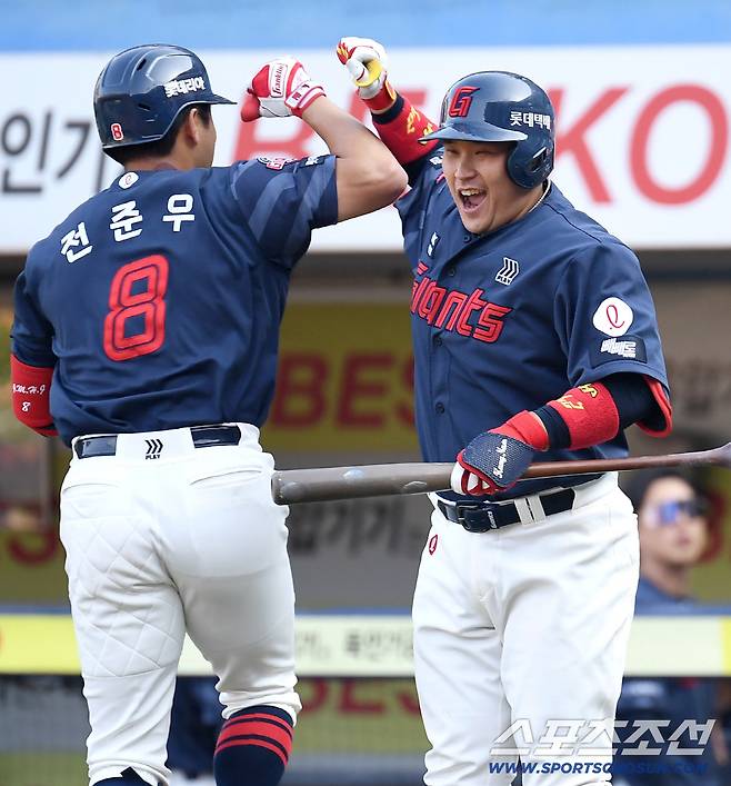 28일 대구 삼성라이온즈파크에서 열리는 삼성과 롯데의 개막전 경기. 8회 솔로홈런을 날리고 유강남과 세리머니를 펼치고 있는 롯데 전준우. 대구=송정헌 기자songs@sportschosun.com/2026.03.28/