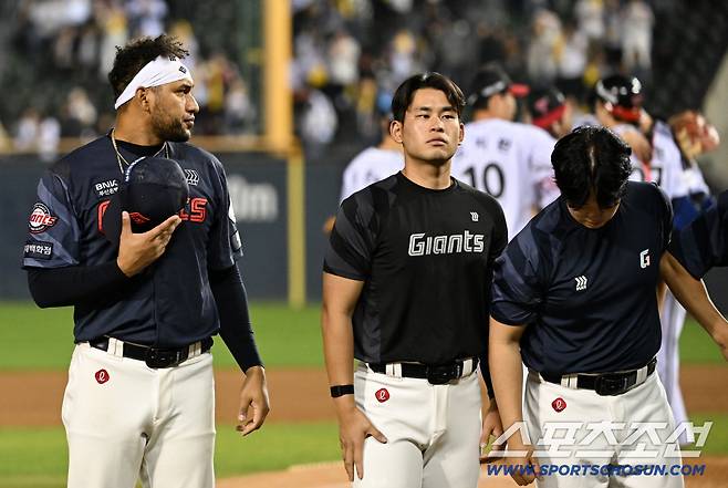 16일 잠실구장에서 열린 LG와 롯데의 경기. 패한 롯데 레이예스가 LG 선수들을 바라보고 있다. 잠실=박재만 기자 pjm@sportschosun.com
