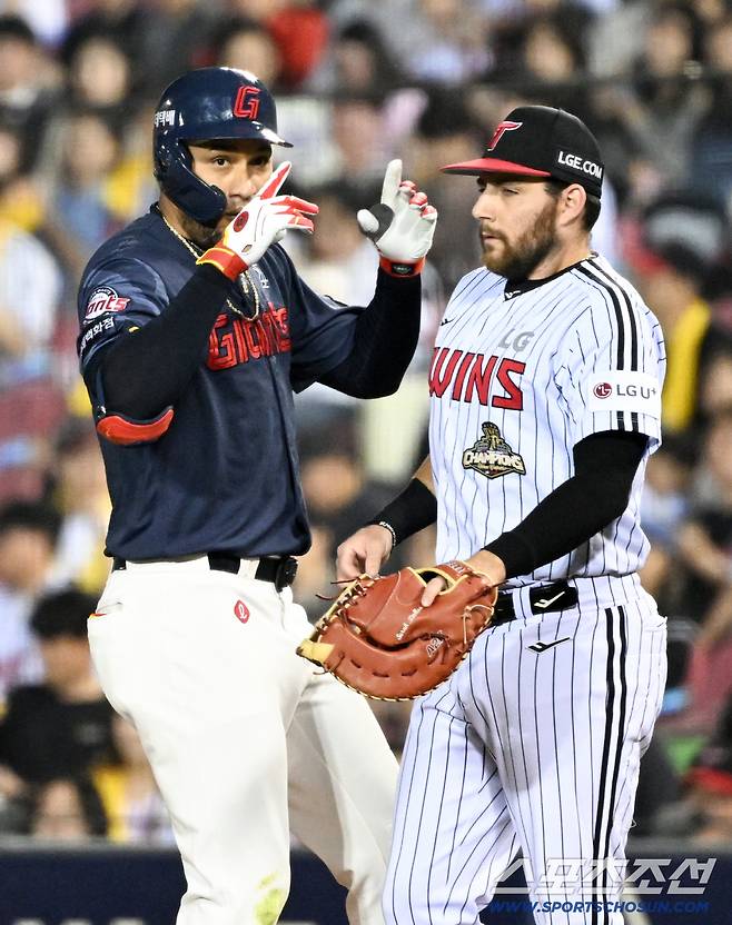 디펜딩 챔피언 LG 상대 롯데 리드오프 레이예스는 맹타를 휘둘렀다.