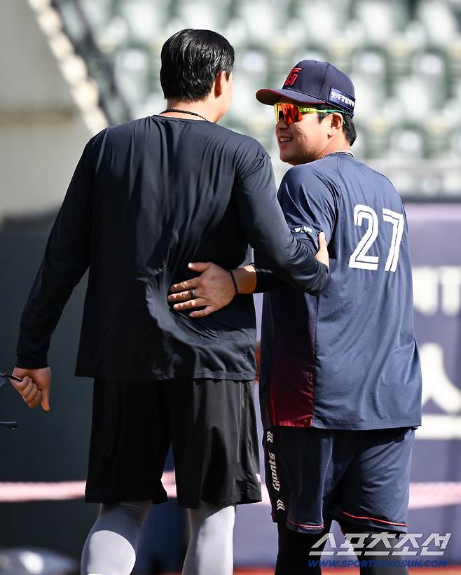 훈련을 마친 이재원은 잠실을 찾은 유강남에게 달려갔다.