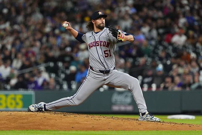 Apr 6, 2026; Denver, Colorado, USA; Houston Astros relief pitcher Ryan Weiss (51) delvers a pitch in the fifth inning against the Colorado Rockies at Coors Field. Mandatory Credit: Ron Chenoy-Imagn Images







<저작권자(c) 연합뉴스, 무단 전재-재배포, AI 학습 및 활용 금지>