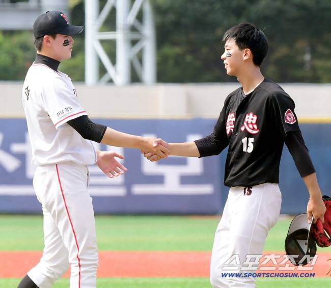24일 서울 목동구장에서 열린 제78회 청룡기 전국고교야구선수권대회 장충고와 마산용마고의 8강전. 장충고가 3대2로 승리했다. 장현석과 황준서가 악수하고 있다. 목동=정재근 기자 cjg@sportschosun.com/2023.7.24/