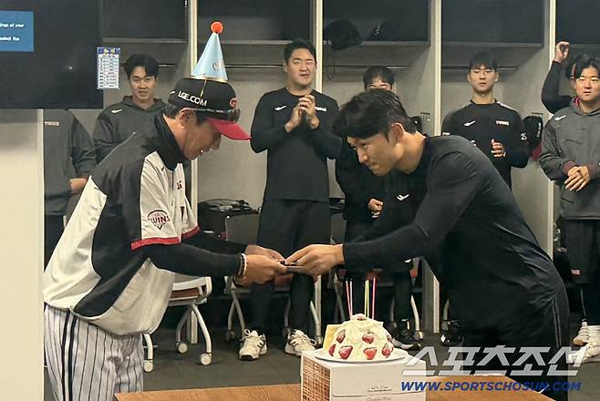 LG 트윈스 염경엽 감독이 17일 생일을 맞아 선수단이 마련한 생일 파티에서 주장 박해민으로부터 생일 선물을 받고 있다. 사진제공=LG 트윈스