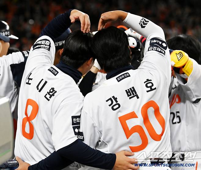 1일 대전한화생명볼파크에서 열린 KT와 한화의 경기. 8회말 2사 1,2루 한화 심우준이 동점 3점홈런을 치고 노시환 강백호의 환영을 받고 있다. 대전=허상욱 기자wook@sportschosun.com/2026.04.01/