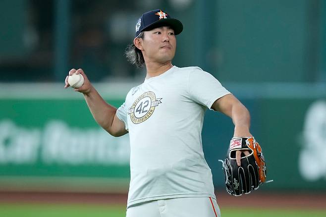 Houston Astros pitcher Tatsuya Imai warms up before a baseball game against the Colorado Rockies, Wednesday, April 15, 2026, in Houston. (AP Photo/Kevin M. Cox)







<저작권자(c) 연합뉴스, 무단 전재-재배포, AI 학습 및 활용 금지>