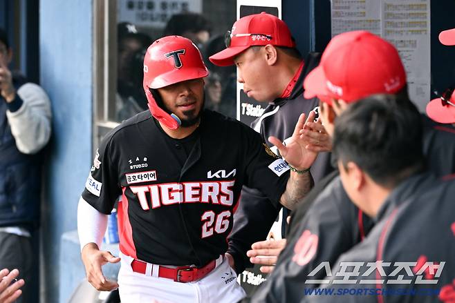 17일 잠실구장에서 열린 두산과 KIA의 경기. KIA 카스트로가 득점하자 이범호 감독이 반기고 있다. 잠실=박재만 기자 pjm@sportschosun.com/2026.04.17/