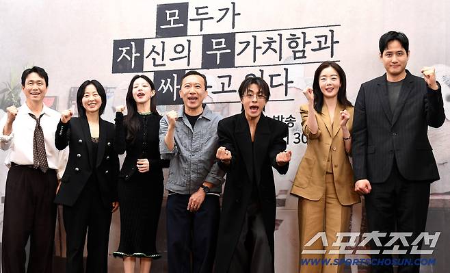 17일 상암 스탠포드호텔에서 열린 'jtbc토일드라마 '모두가 자신의 무가치함과 싸우고 있다' 제작발표회가 열렸다. 포즈를 취하고 있는 차영훈 PD와 주연배우들. 상암=송정헌 기자songs@sportschosun.com/2026.04.17/