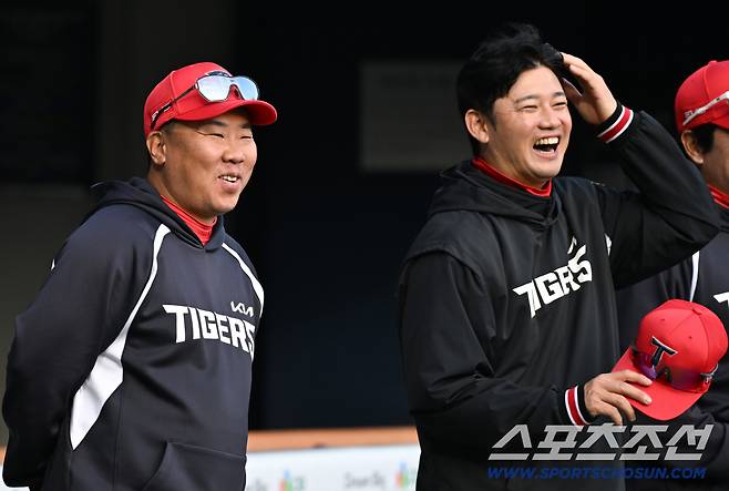 8연승에 성공한 이범호 감독과 손승락 수석이 미소 짓고 있다.