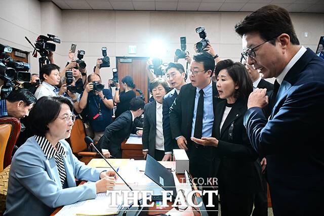 총선과 조기대선에서의 연이은 승리로 입법과 행정 권력을 양 손에 틀어쥔 집권 여당 더불어민주당을 제어할 수 있는 방법은 사실상 없다. 최종 안전핀은 민주당의 '자성(自省)'밖엔 없는 상황이나, 강경파가 득세 중인 민주당이 그럴 수 있을지는 장담할 수 없는 상황이다. 사진은 지난해 10월 13일 나경원 국민의힘 의원 등이 서울 여의도 국회 법제사법위원회에서 열린 대법원 등에 대한 국정감사에서 추미애 당시 법제사법위원장의 감사 운영과 관련해 항의하고 있는 모습. /남윤호 기자
