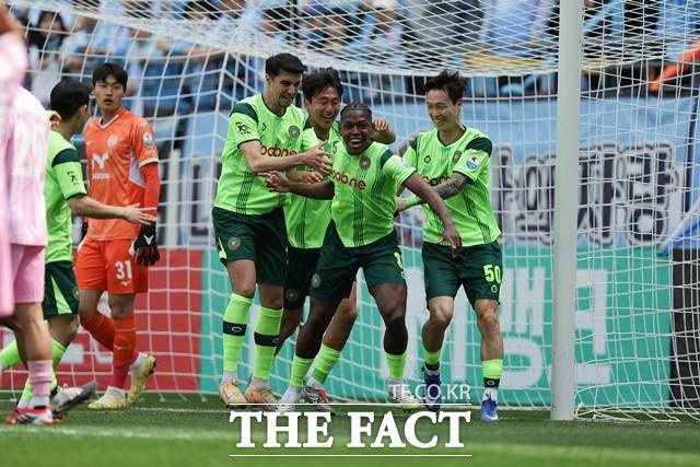 우승 후보 수원삼성을 1-0으로 제압한 뒤 사기가 오른 김포FC 선수들./K리그
