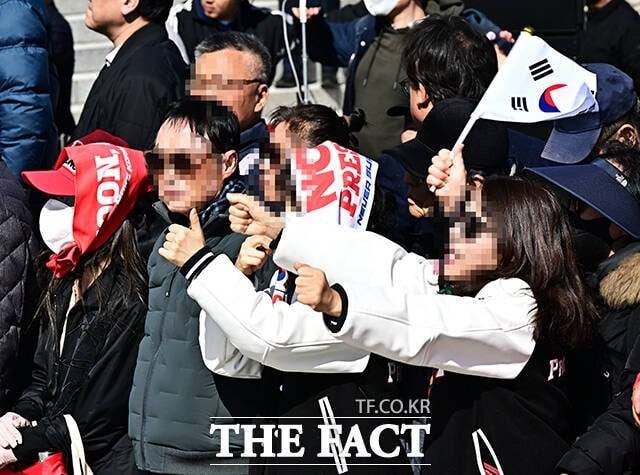 '윤 어게인' 지지자들이 지난 3월 3일 오후 국회 본청 앞 계단에서 열린 사법독립 헌정수호를 위한 대국민 호소 국민대장정 규탄대회에 참석해 있다. /배정한 기자