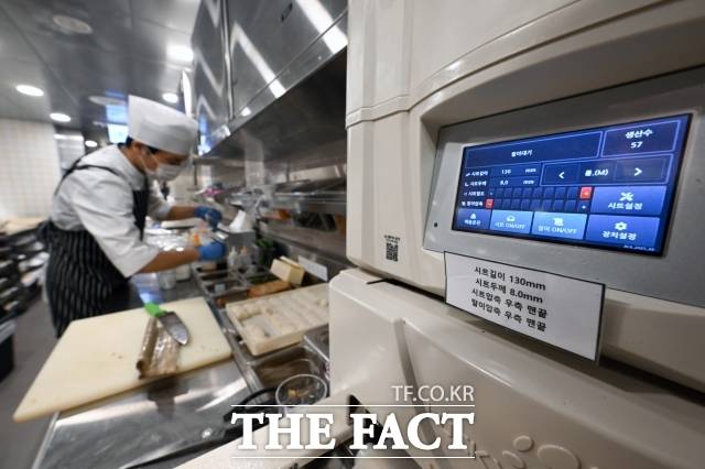 17일 대한상공회의소 ‘K-성장 시리즈(7) 기업의 AI 전환 실태와 개선방안' 보고서에 따르면 지난해 제조기업 504곳을 조사한 결과 82.3%가 AI를 경영에 활용하지 못하고 있는 것으로 나타났다. 사진은 지난달 13일 서울 성수동 애슐리퀸즈에서 조리 로봇을 활용한 주방의 모습. /남윤호 기자