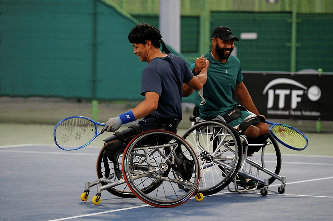 임호원이 복식 파트너 호드리게스와 팀워크를 맞추고 있다. 테니스코리아 박상욱 기자