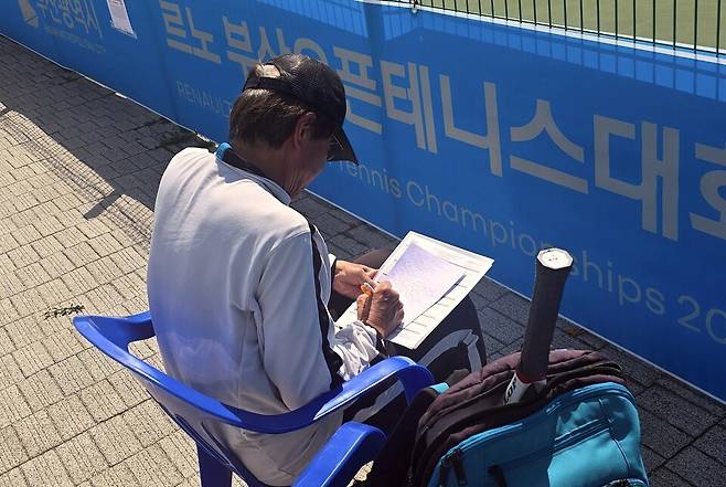 노구치 리오의 코치가 경기 데이터를 직접 기록하고 있다.