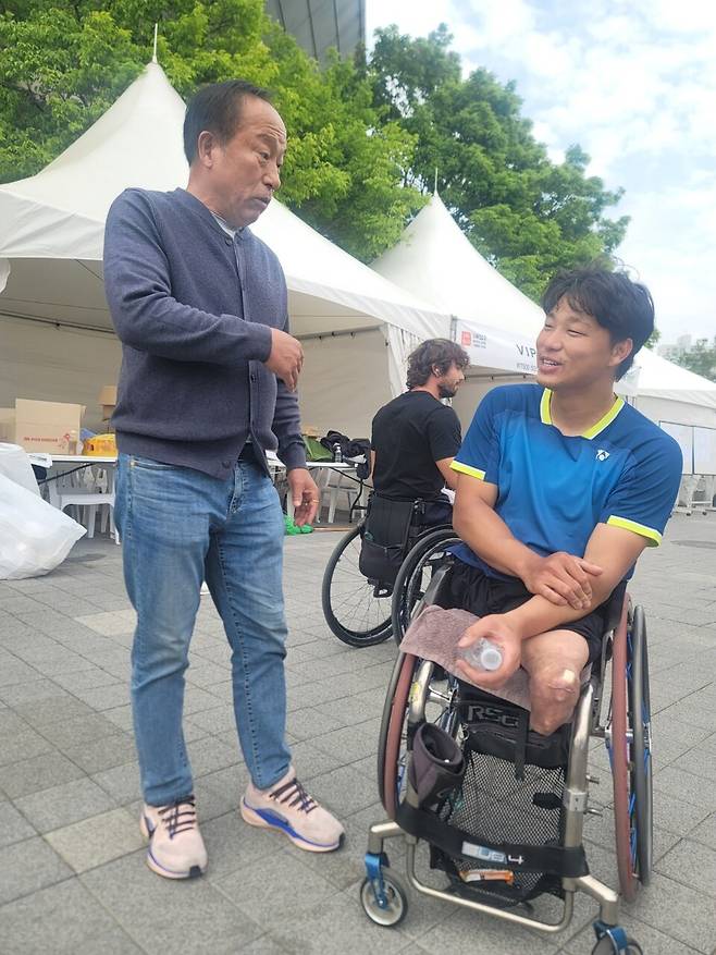 임호원과 유지곤 한국스포츠레저 감독이 경기 후 이야기를 나누고 있다. 김종석