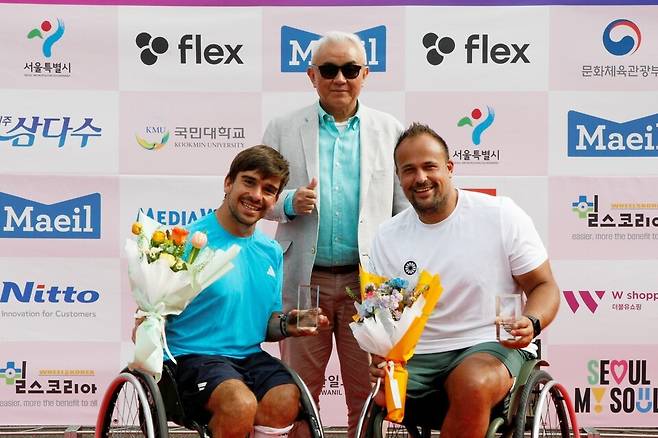 복식에서 우승한 푸엔테와 네덜란드 콤비. 테니스코리아