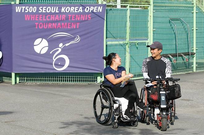 한국의 한성봉 선수와 즐겁게 대화를 나누는 카미지